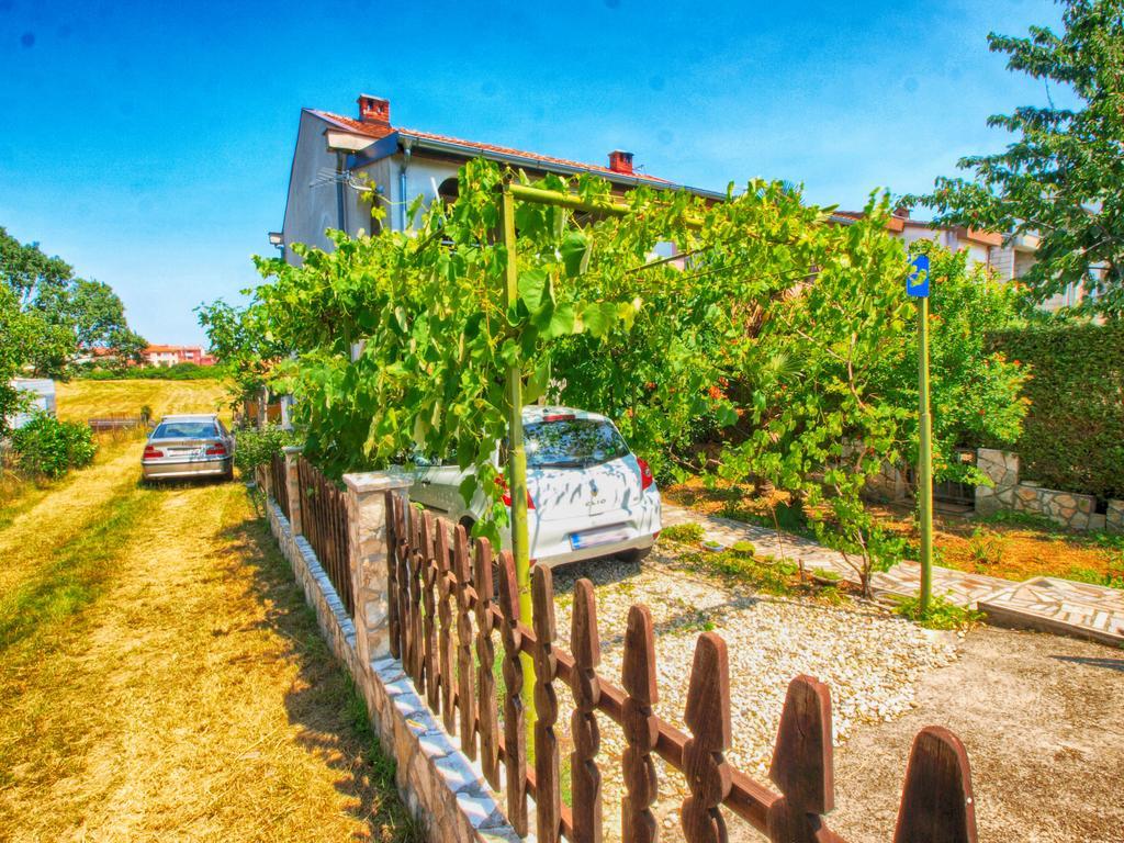 Apartments Zlatko 1397 Štinjan Exterior foto